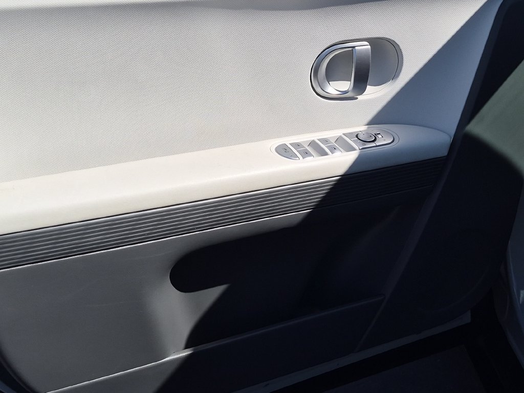 2024 Hyundai IONIQ 5 SE - Photo 12