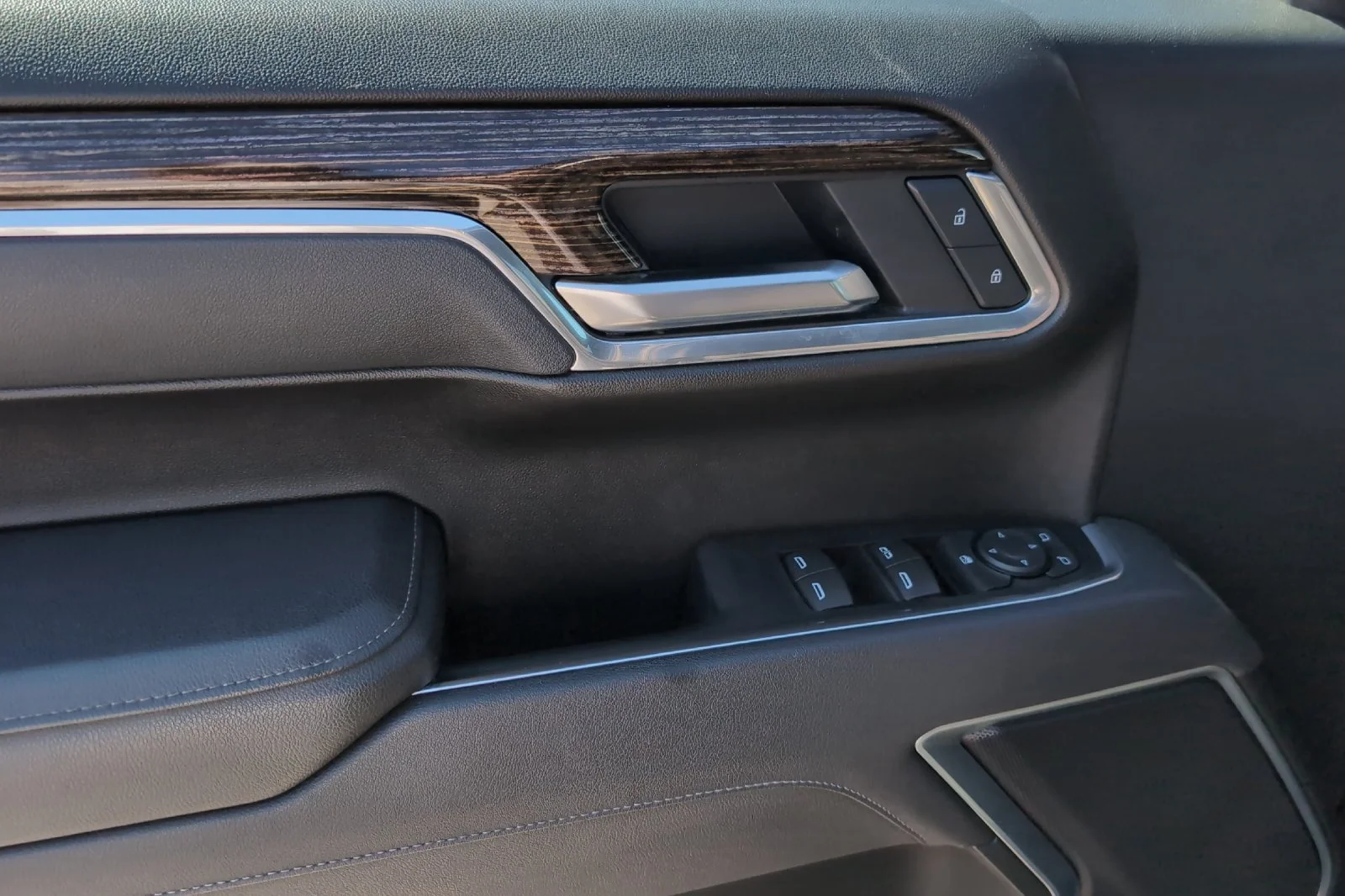 New 2025 Onyx Black GMC Elevation image 11