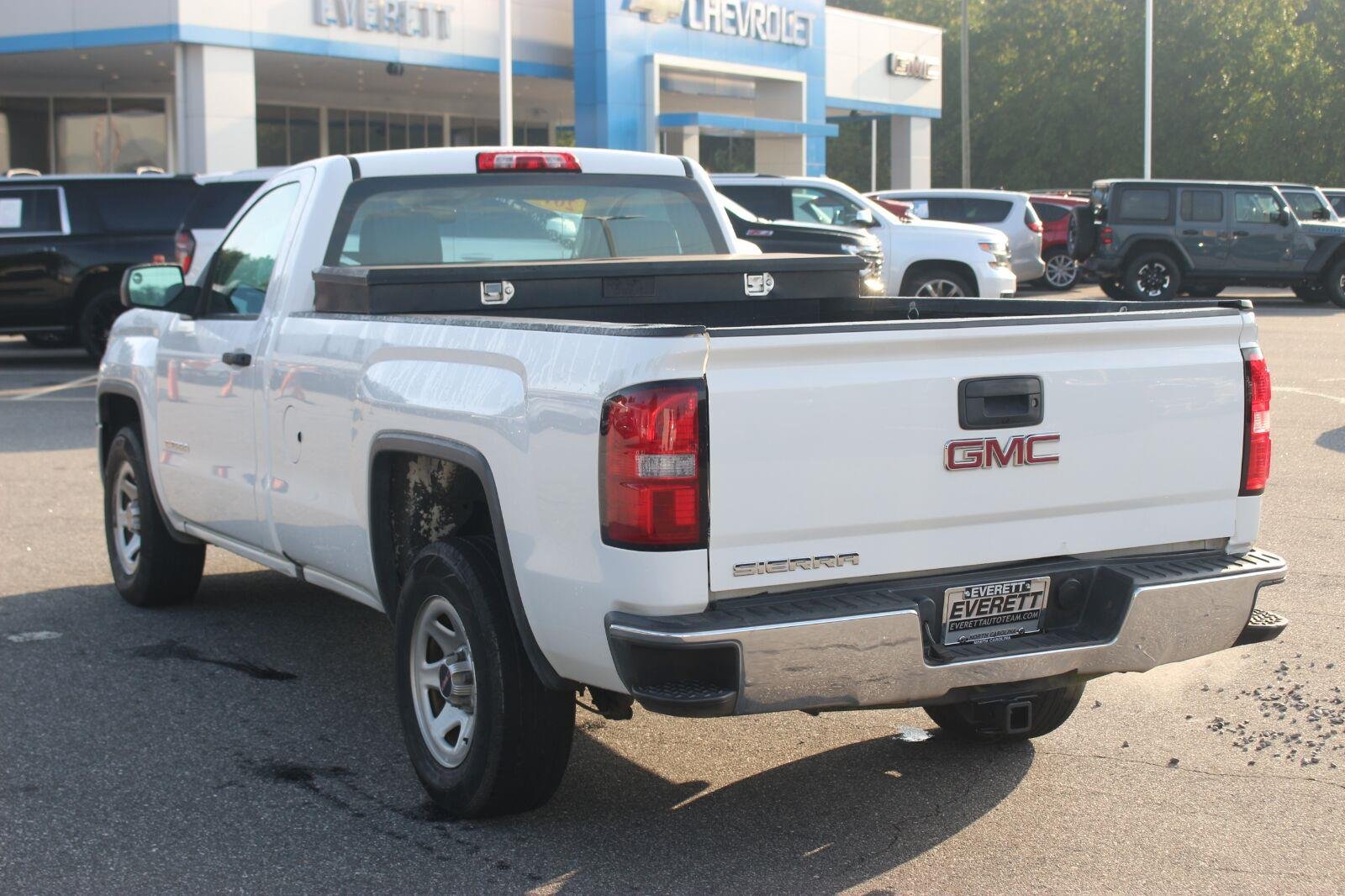 Used 2018 SUMMIT WHITE GMC 2WD Reg Cab 133.0" image 5