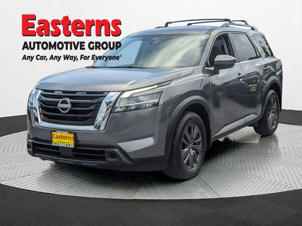 Used 2022 Gray Nissan SV image 2