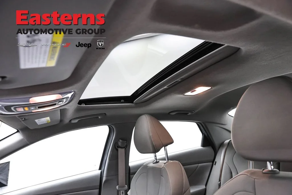 Used 2025 Gray Hyundai SEL Convenience image 34
