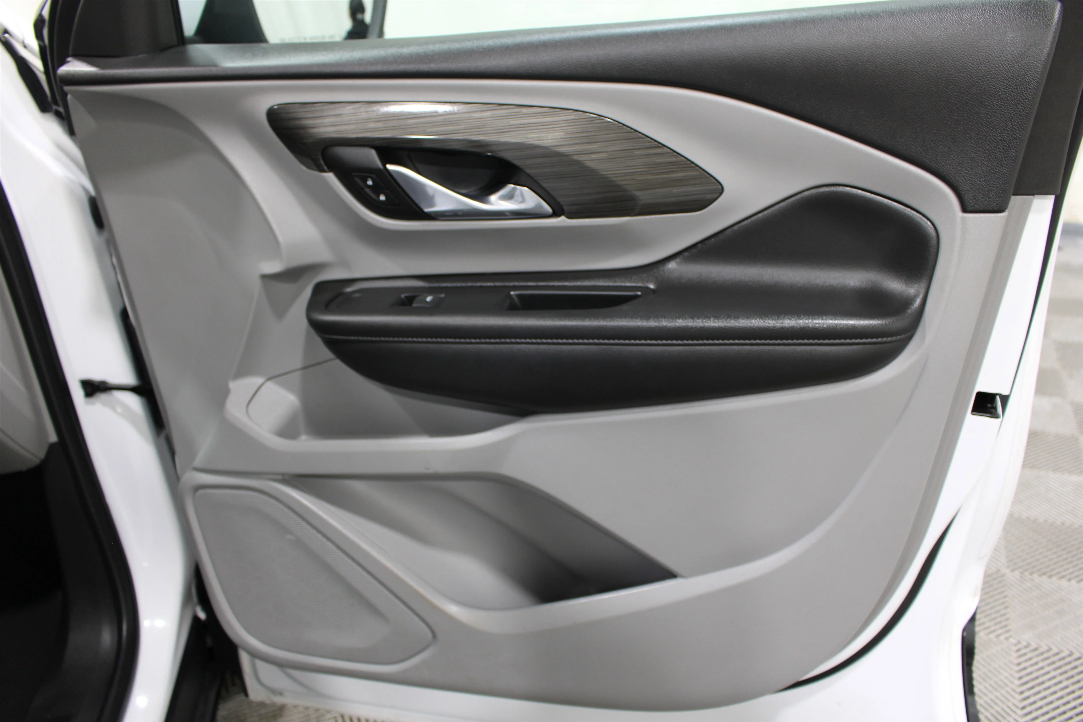 2023 GMC Terrain SLT - Photo 27