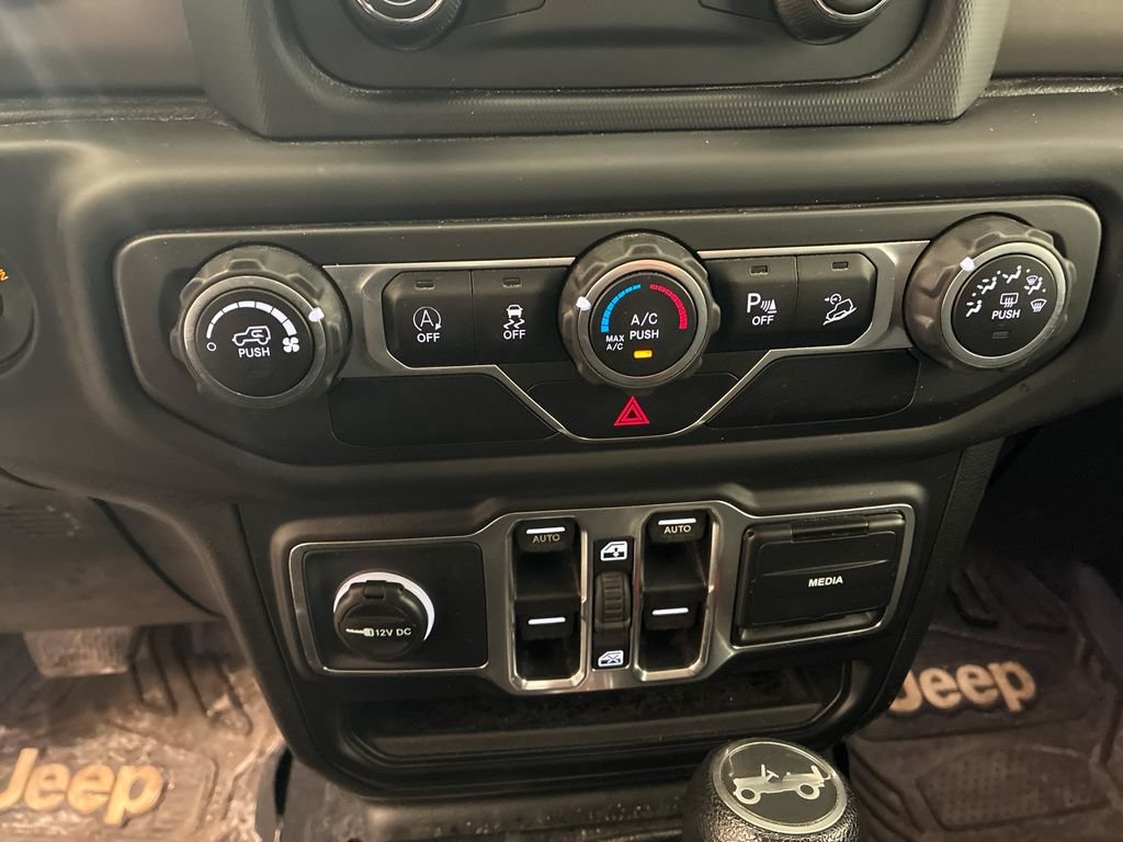 Used 2018 Billet Silver Metallic Clearcoat Jeep Unlimited Sport S image 15