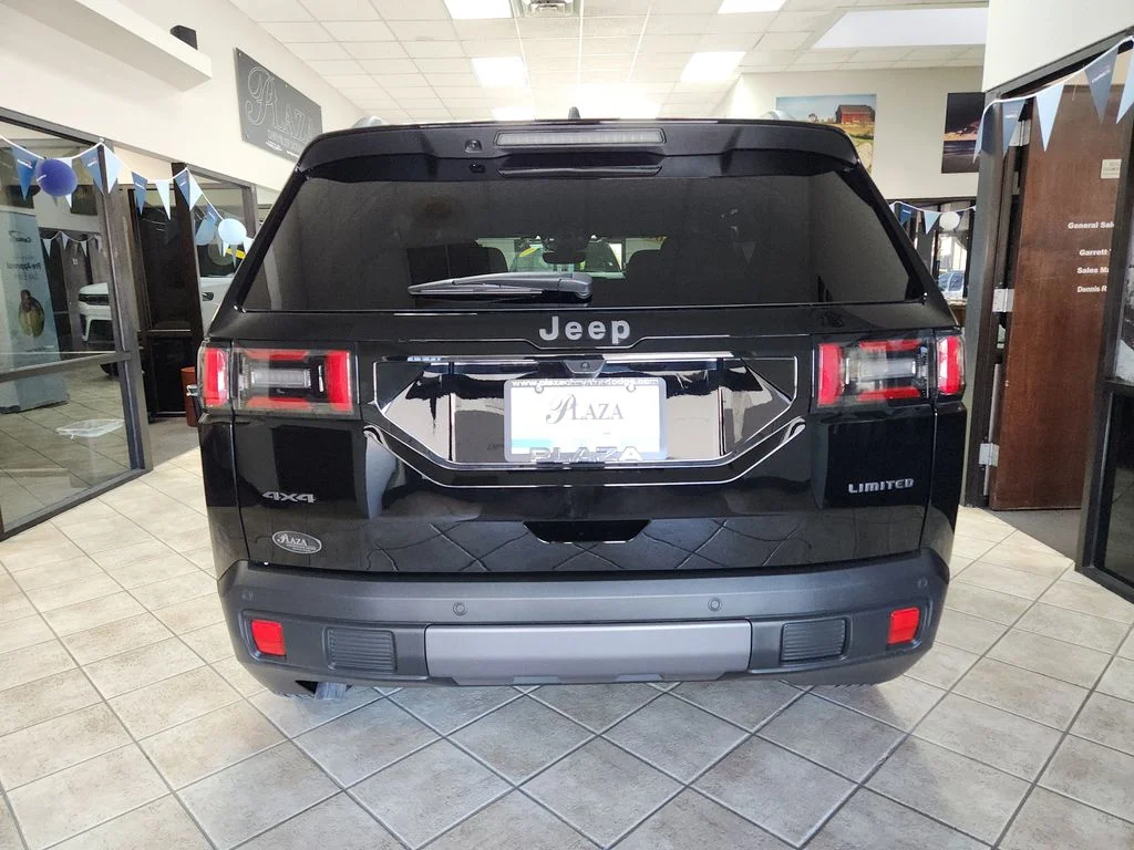 New 2026 Diamond Black Crystal Pearl-Coat Exterior Paint Jeep Limited image 4