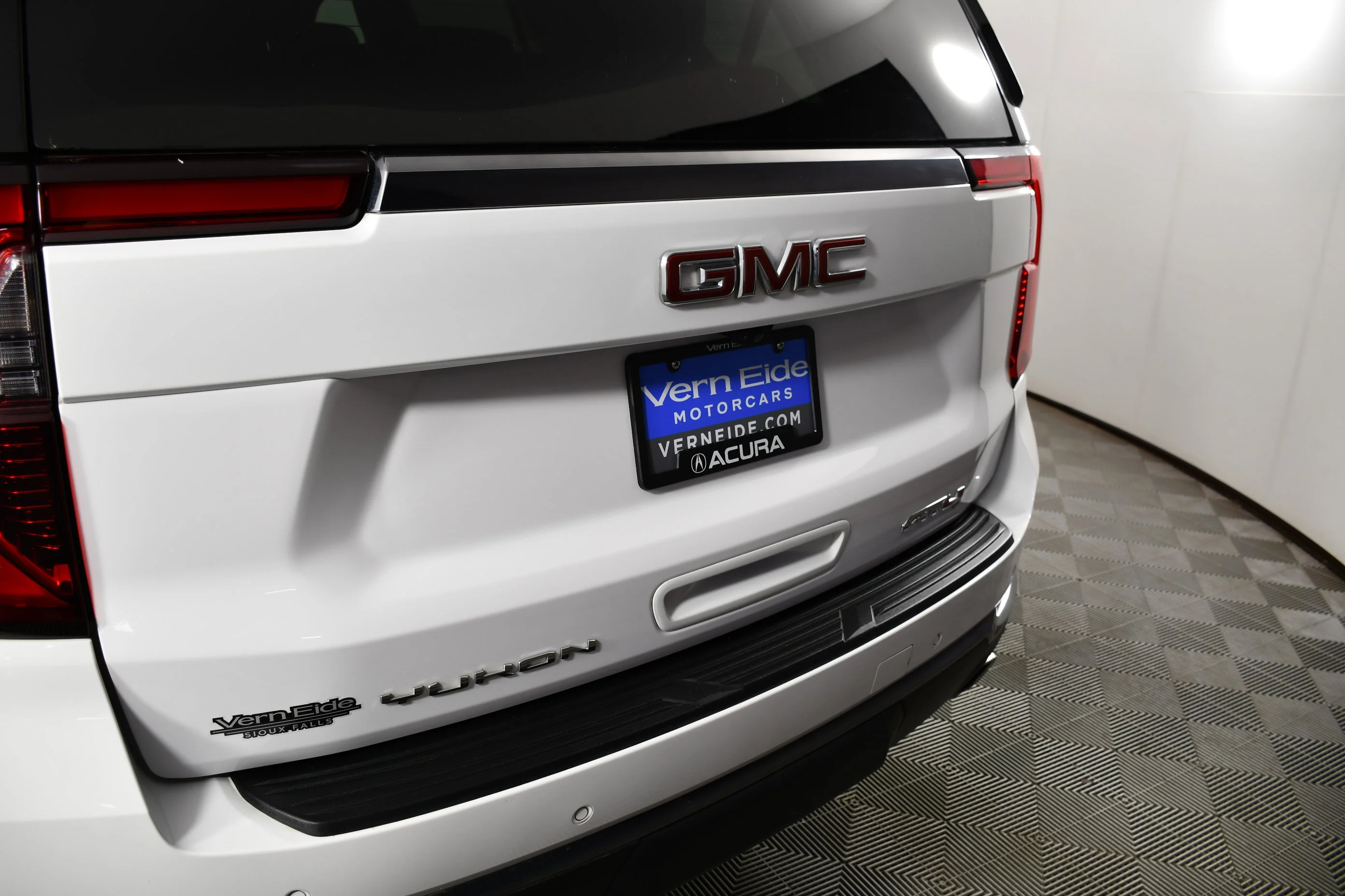 Used 2025 Summit White GMC AT4 image 15