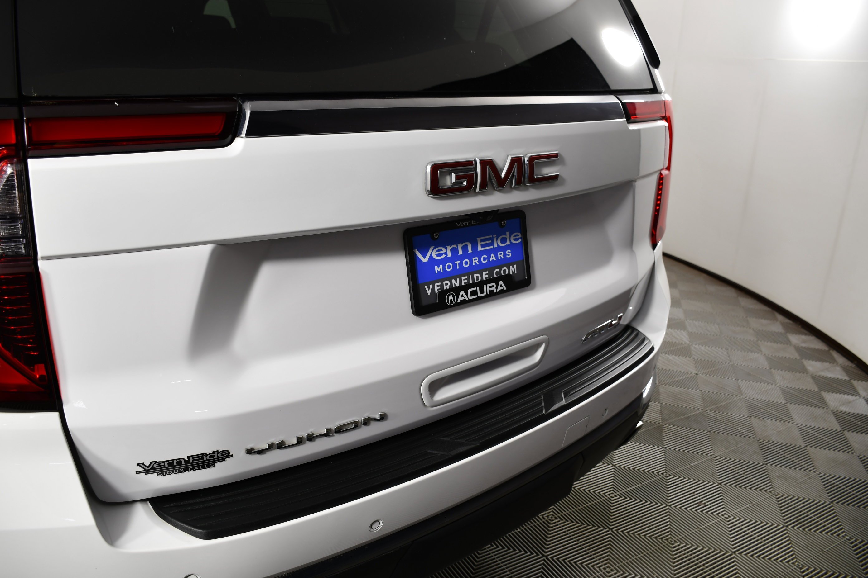 Used 2025 Summit White GMC AT4 image 15