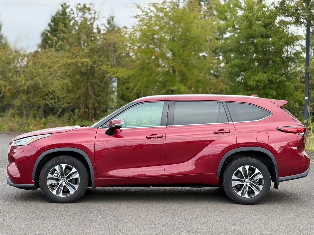 Used 2020 Red Toyota XLE image 2