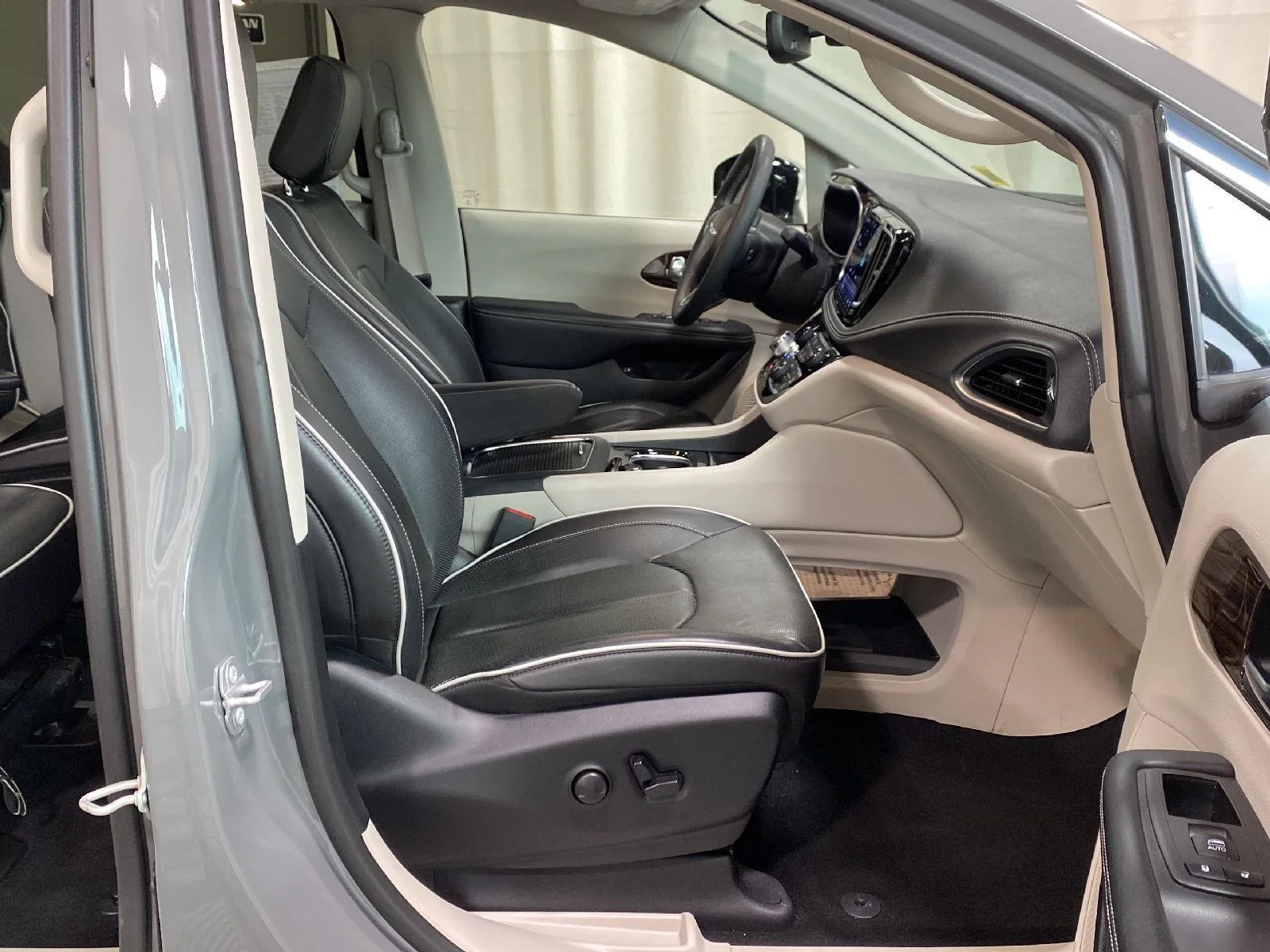 Used 2023 Ceramic Gray Clearcoat Chrysler Hybrid Limited image 11