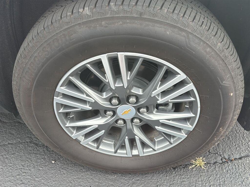 Used 2026 Sterling Gray Metallic Chevrolet FWD LT image 4