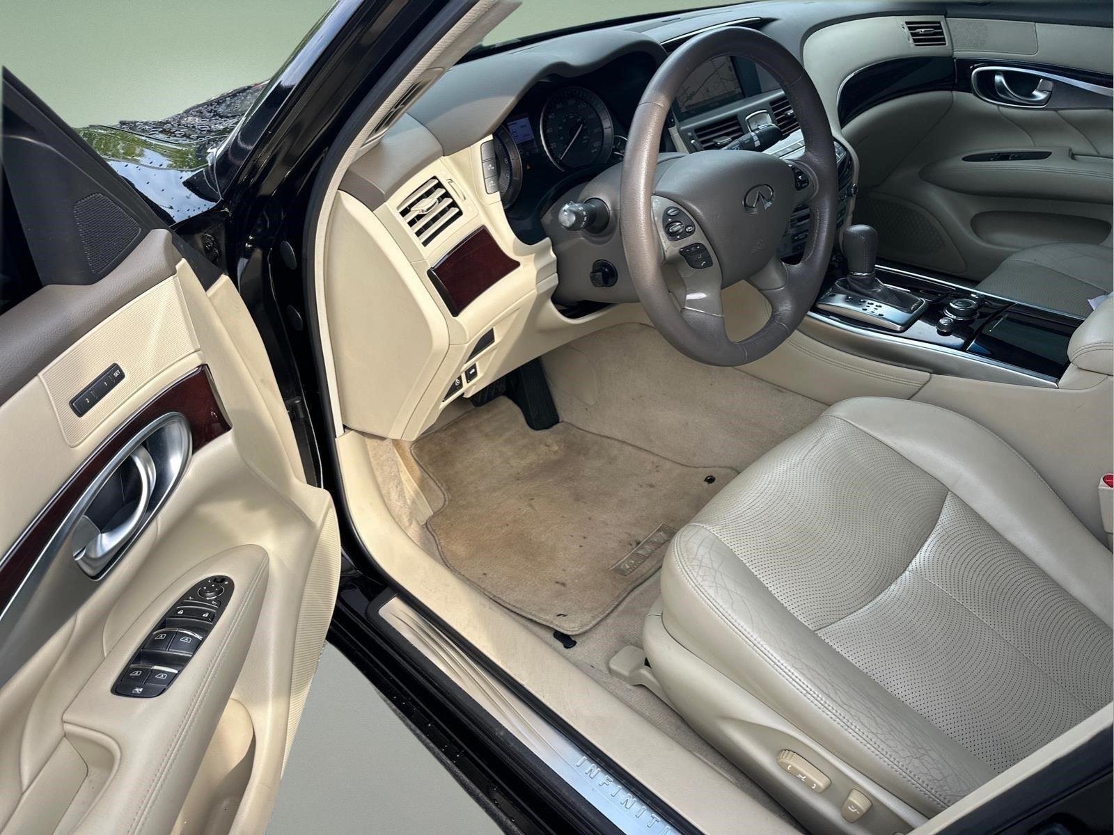 2011 INFINITI M 37 - Photo 9
