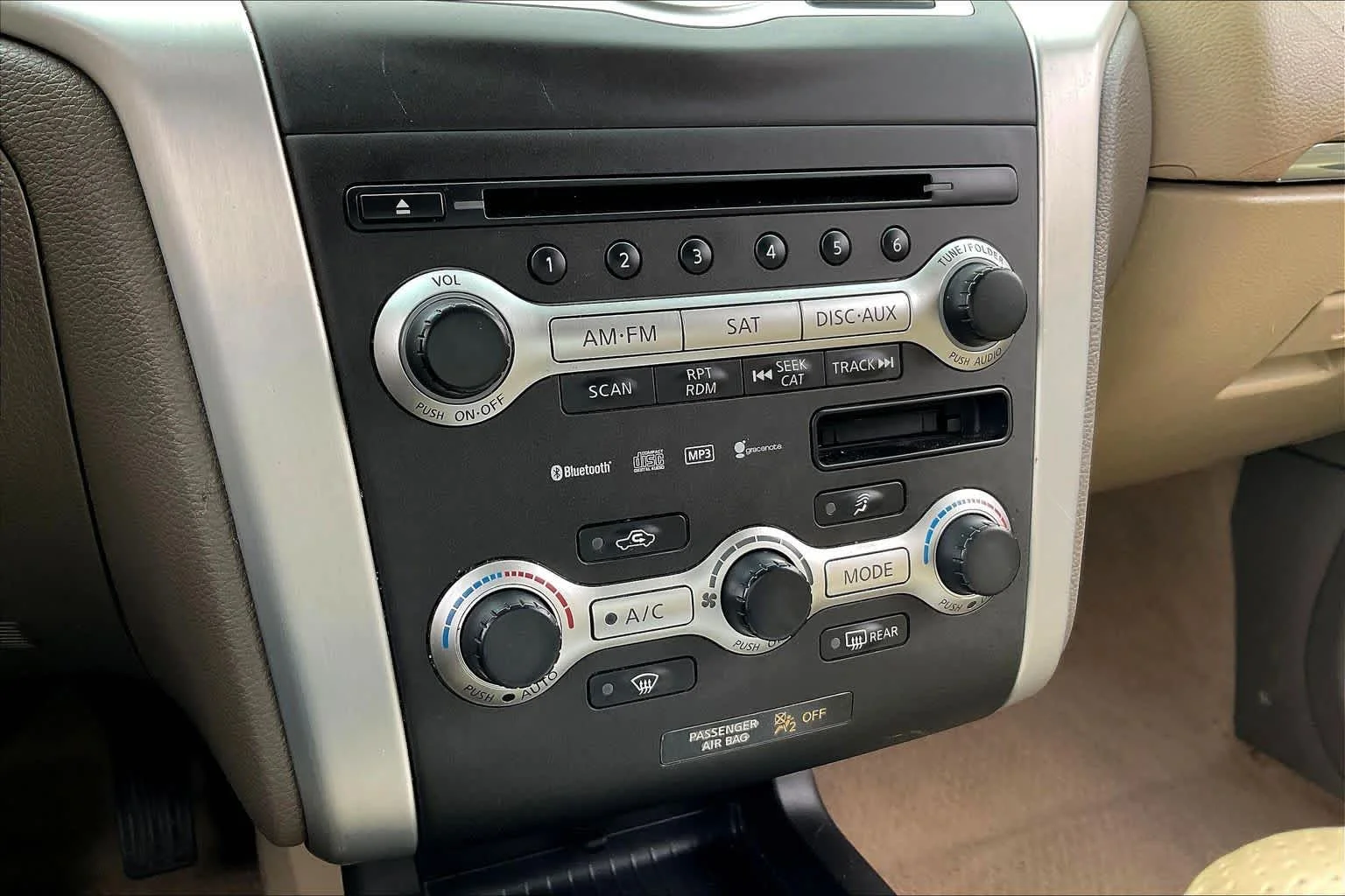 Used 2009 Platinum Graphite Nissan SL image 33