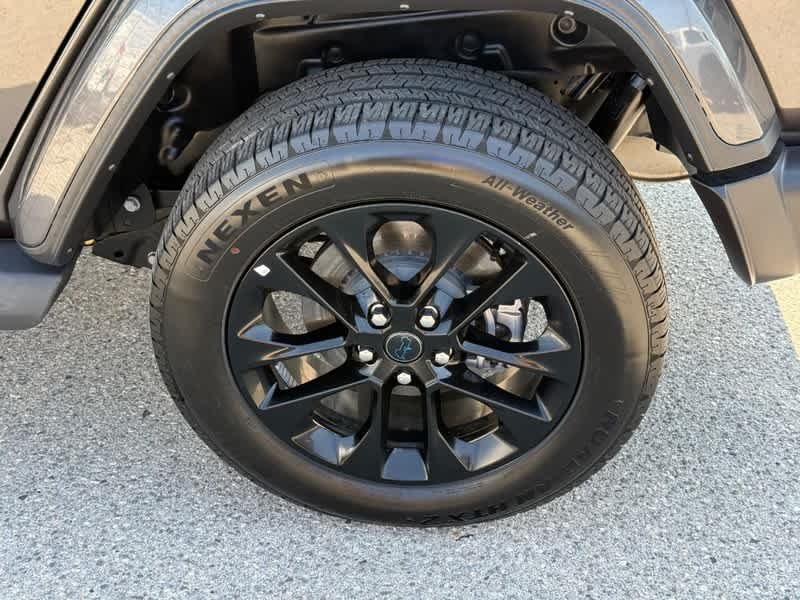 Used 2025 Granite Crystal Metallic Clearcoat Jeep Sahara image 6