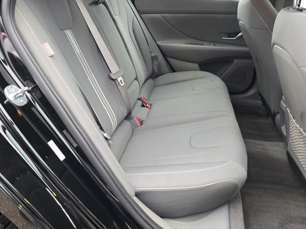 Used 2025 Black Hyundai SEL Convenience image 9