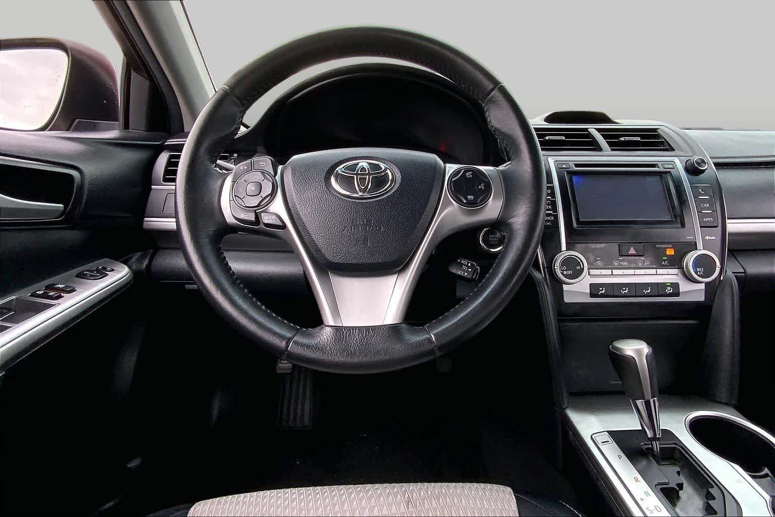 Used 2014 Barcelona Red Metallic Toyota SE image 6