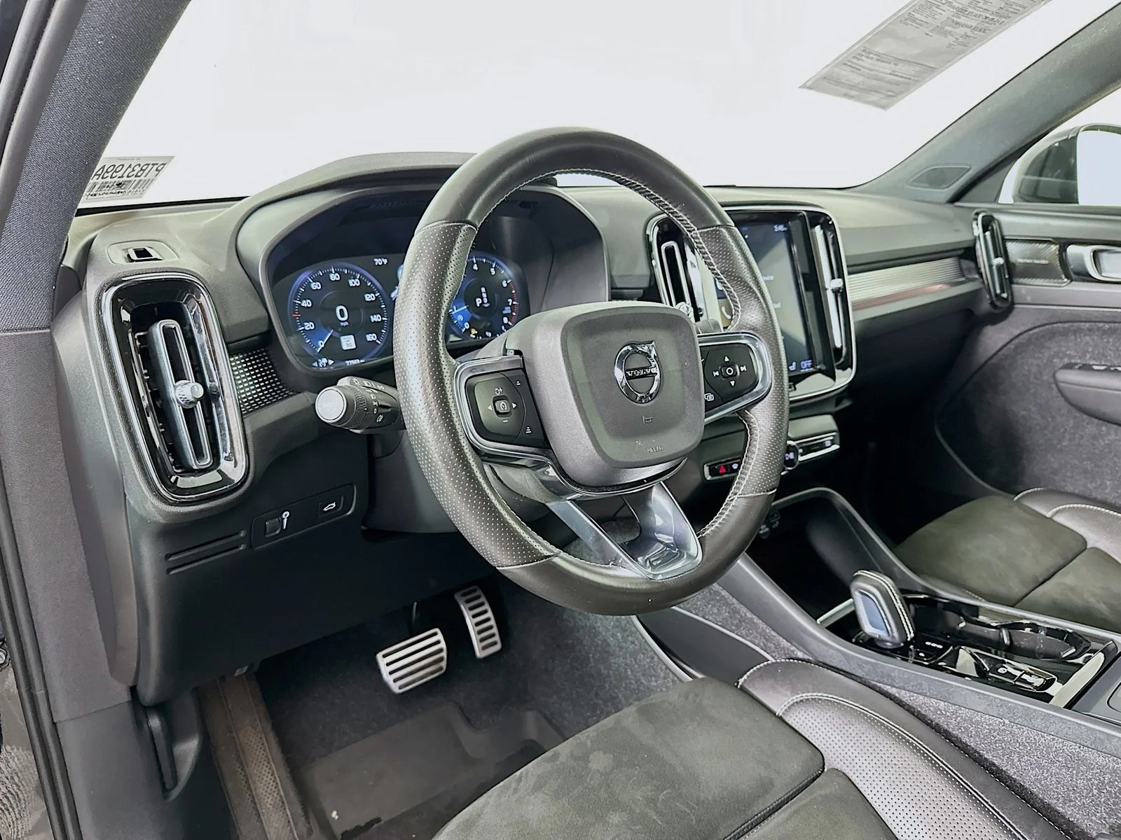 Used 2021 Black Volvo R-Design image 9