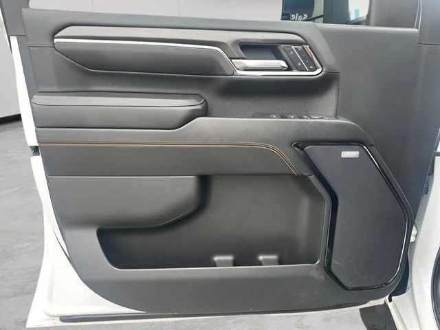 Used 2024 White GMC AT4 image 30