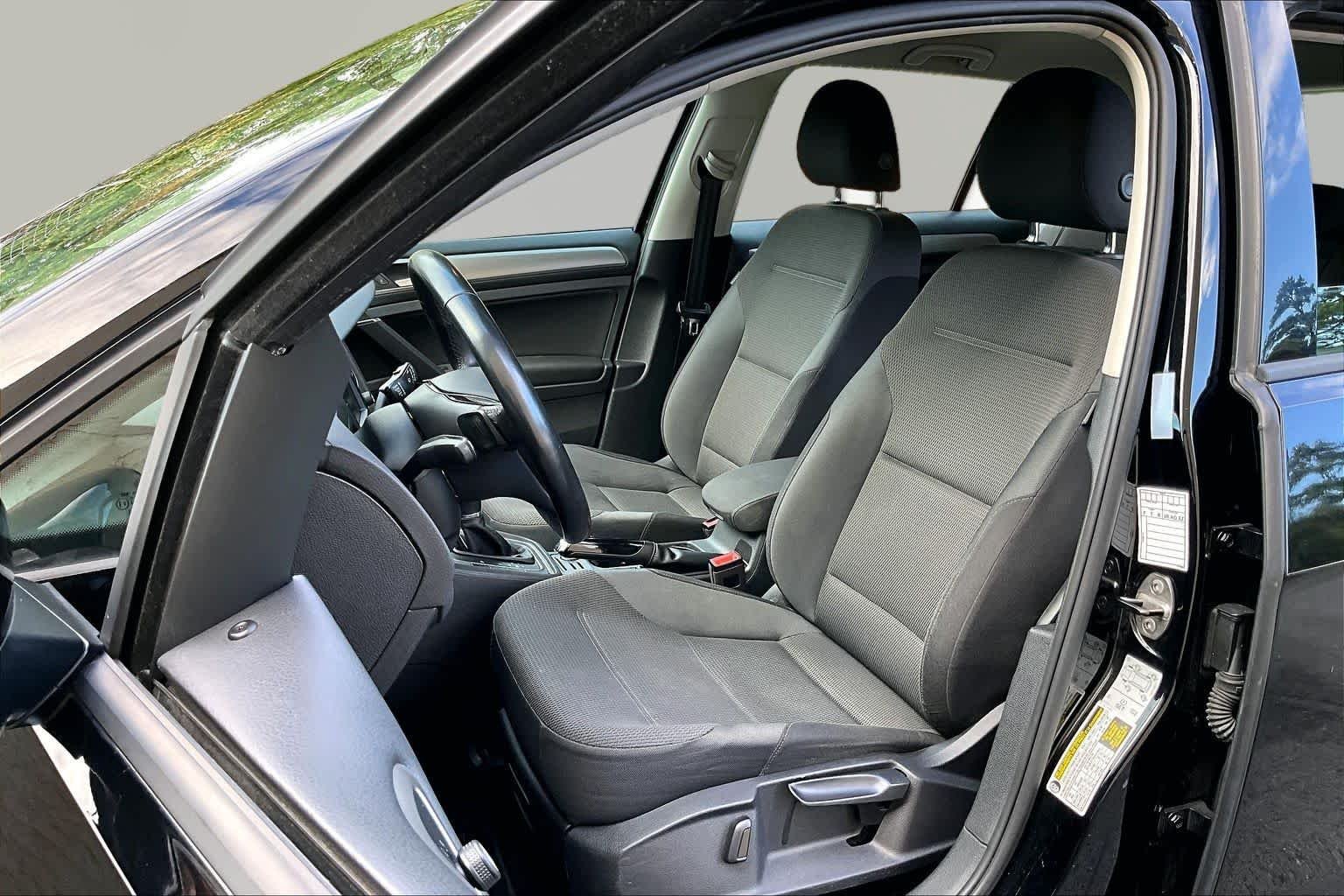 Pre-Owned 2017 Volkswagen Golf S