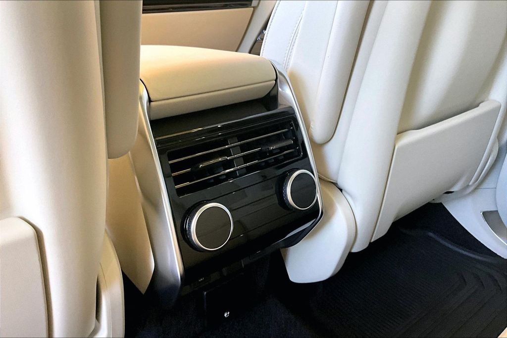 New 2026 Eiger Grey Land Rover SE image 9