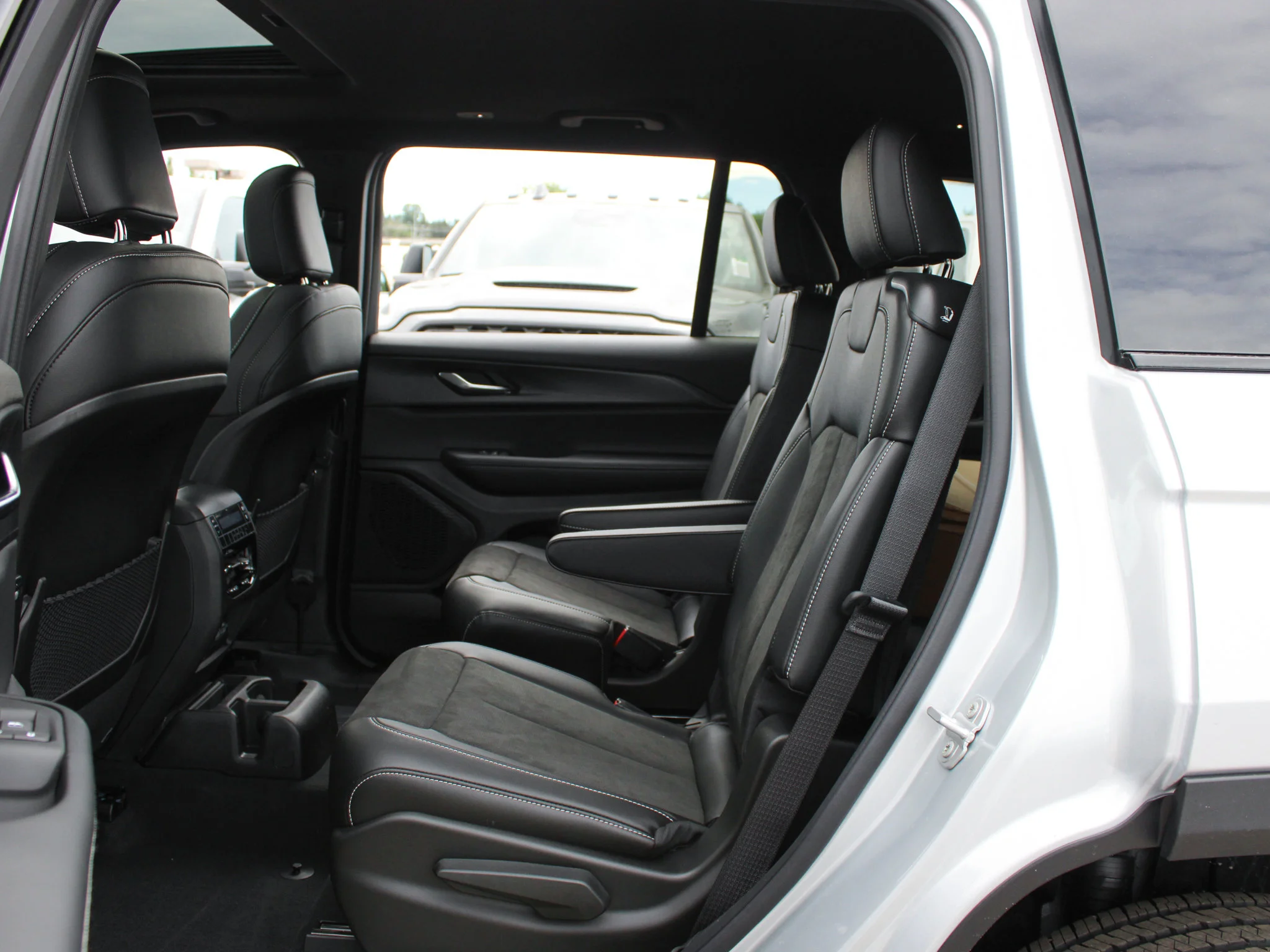 New 2025 Silver Jeep Altitude* 4x4, Sunroof, Heated Leather, Wireless Charging Pad image 9