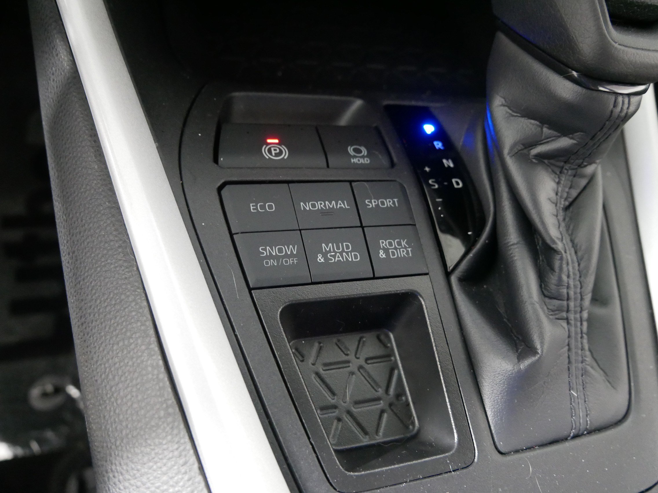 2024 Toyota RAV4 XLE - Photo 29