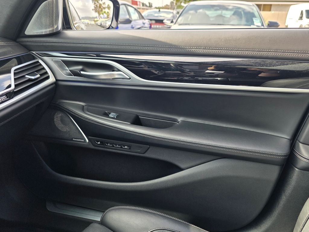 2021 BMW 7 Series M760i - Photo 31