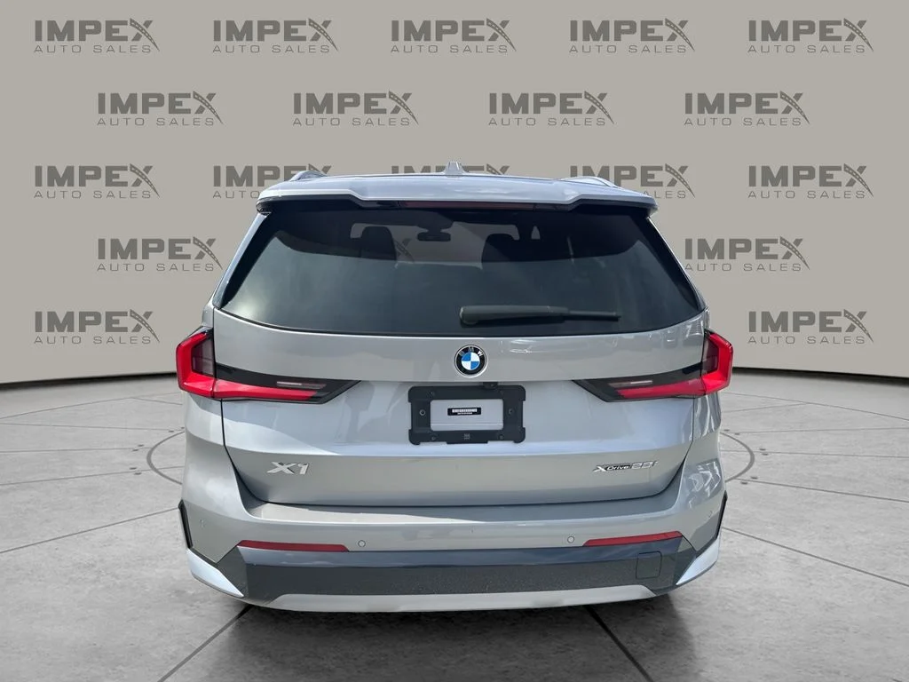 Used 2023 Silver BMW xDrive28i image 4