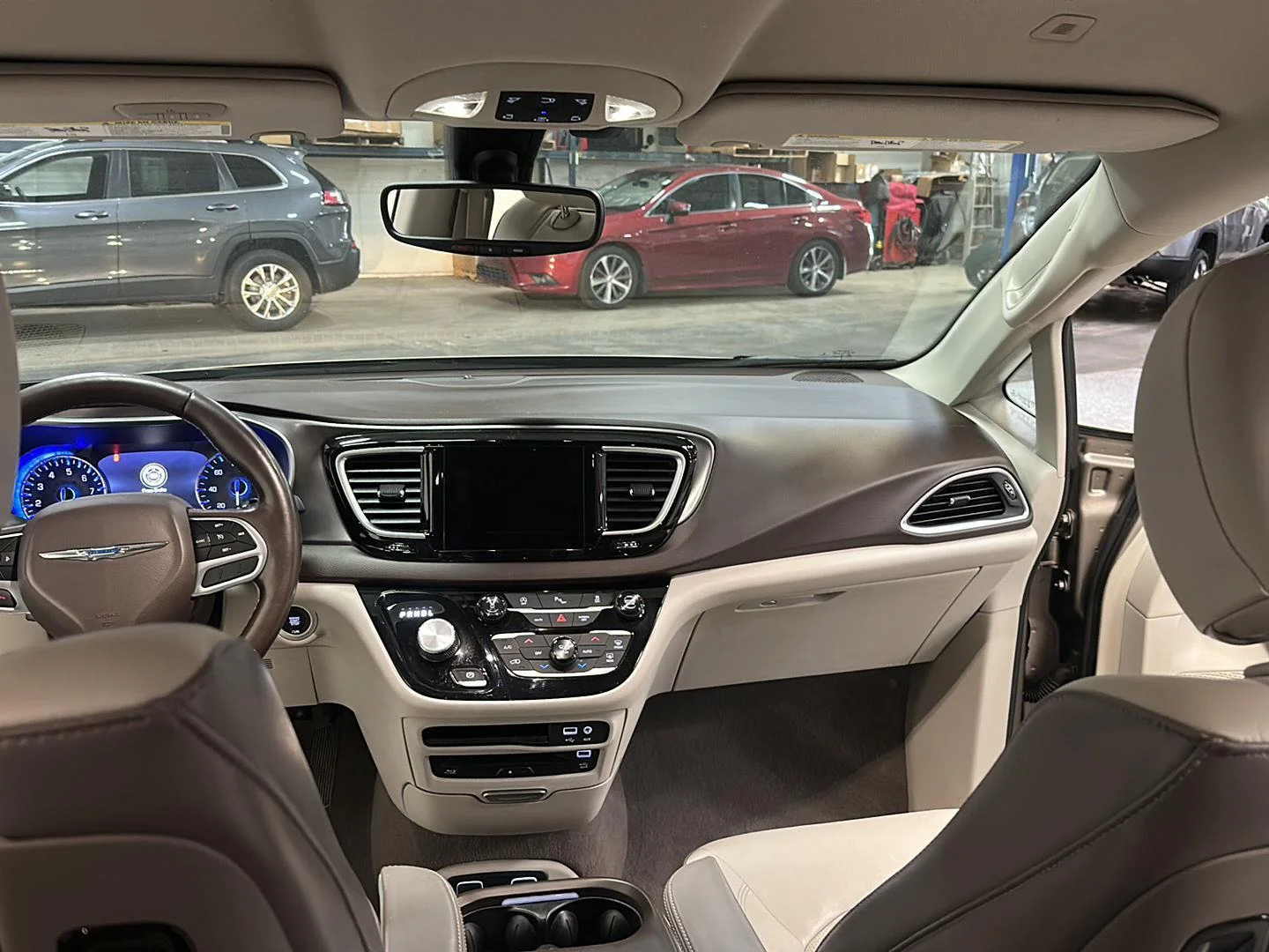 Used 2018 Molten Silver Chrysler Touring L Plus image 27