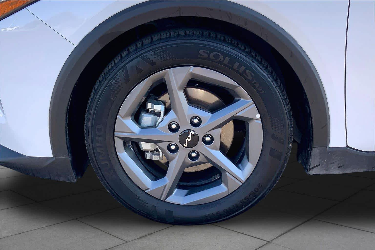 Used 2025 Snow White Pearl Kia LXS image 11