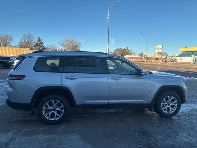 Used 2021 Silver Jeep Limited image 5