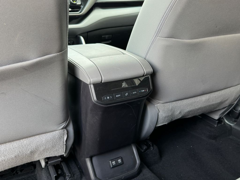 2021 Toyota Highlander LE - Photo 21