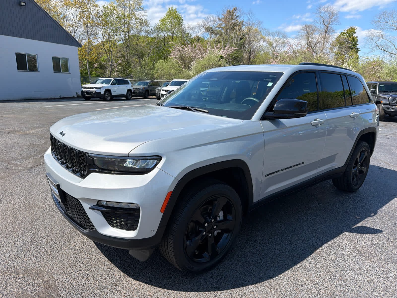 Used 2023 Silver Zynith Jeep Limited image 4
