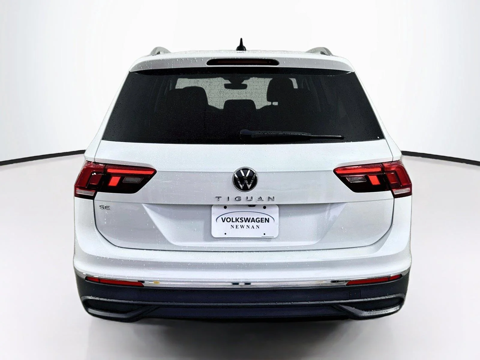Used 2023 Opal White Pearl Volkswagen SE image 5
