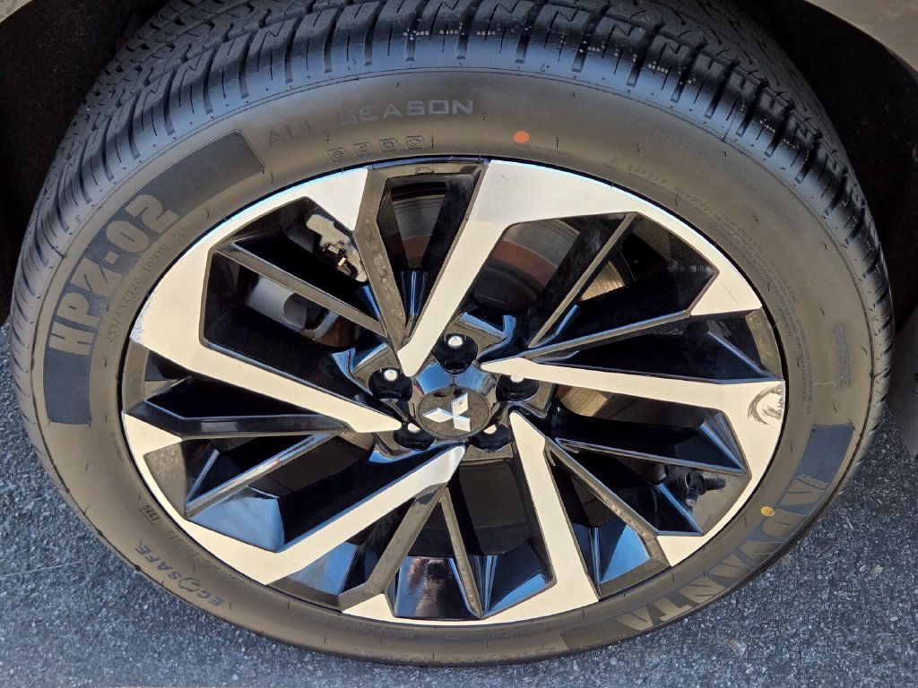 Used 2022  Mitsubishi  image 10