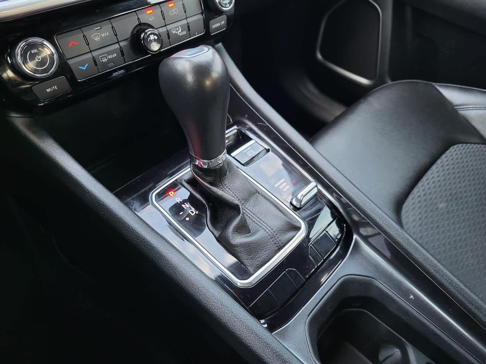 Used 2024 Diamond Black Crystal Pearlcoat Jeep Latitude image 23