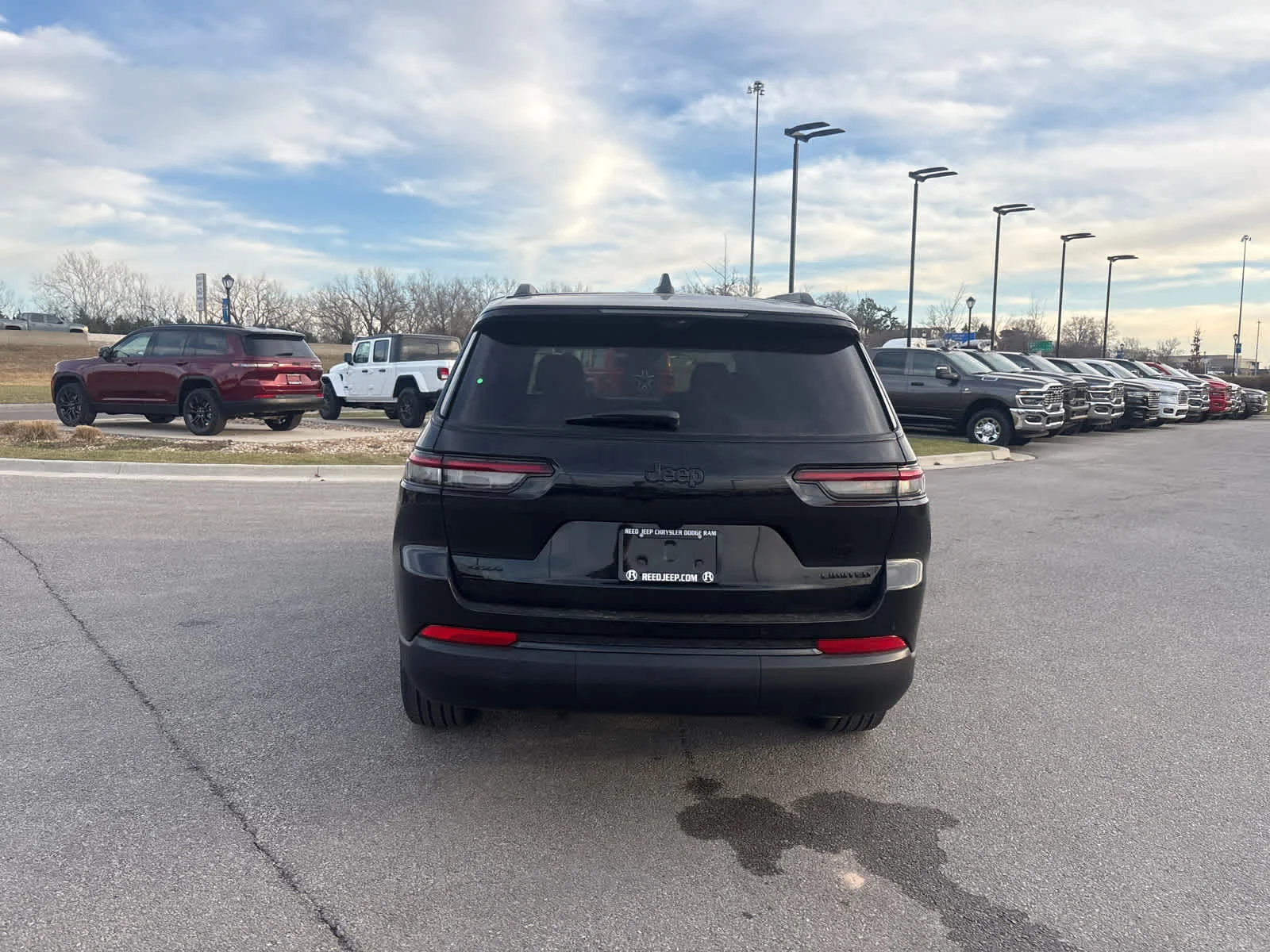 New 2025 Diamond Black Crystal Pearl-Coat Exterior Paint Jeep Limited image 8