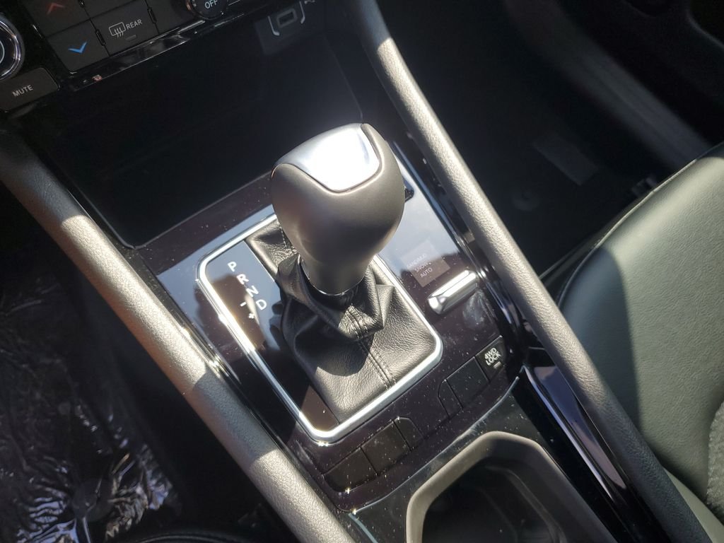 New 2026 Diamond Black Crystal Pearlcoat Jeep Latitude image 36