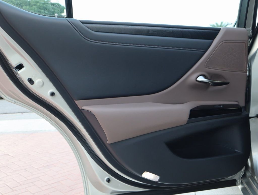 2025 Lexus ES Hybrid 300h - Photo 15