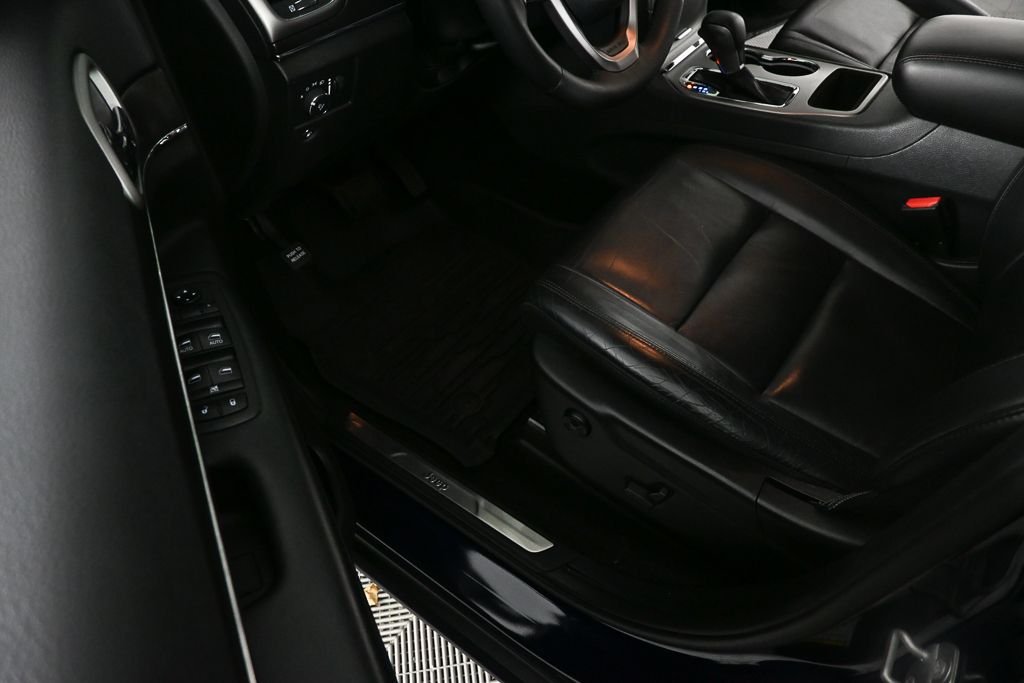Used 2018 Blue Jeep Limited image 7