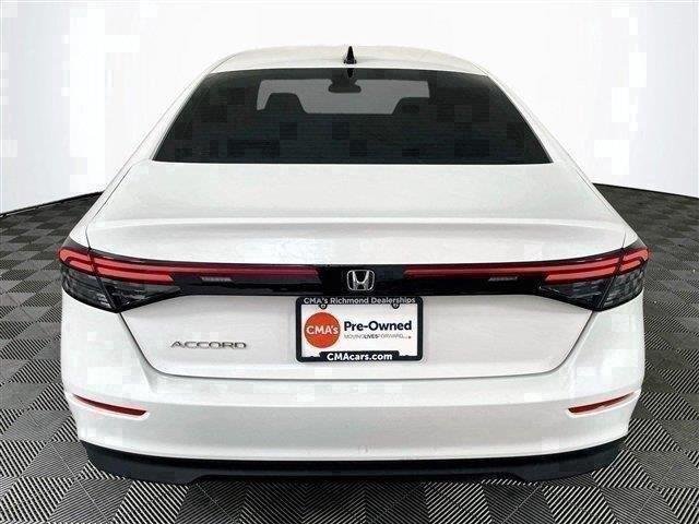 Used 2025 Platinum White Pearl Honda SE image 7