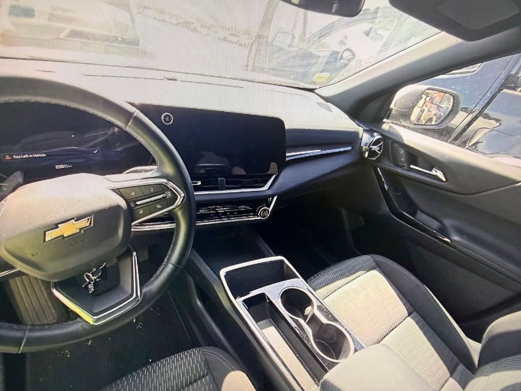 Used 2025 White Chevrolet LT image 6