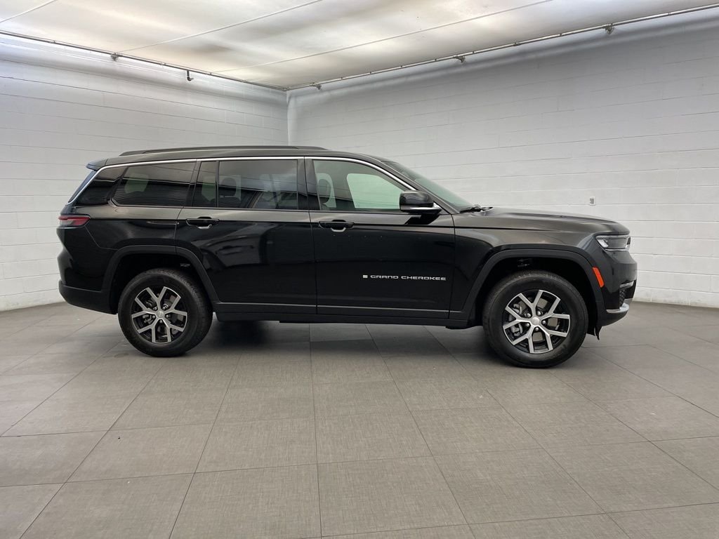 New 2025 Diamond Black Crystal Pearl-Coat Exterior Paint Jeep Limited image 2