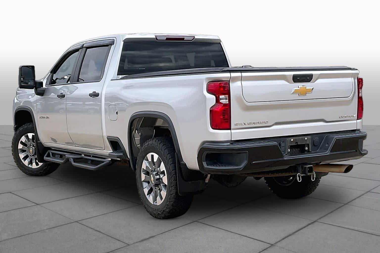 Used 2022 Silver Ice Metallic Chevrolet Custom image 12