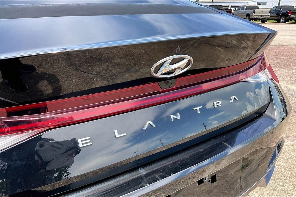 Used 2022 Black Hyundai SEL image 25