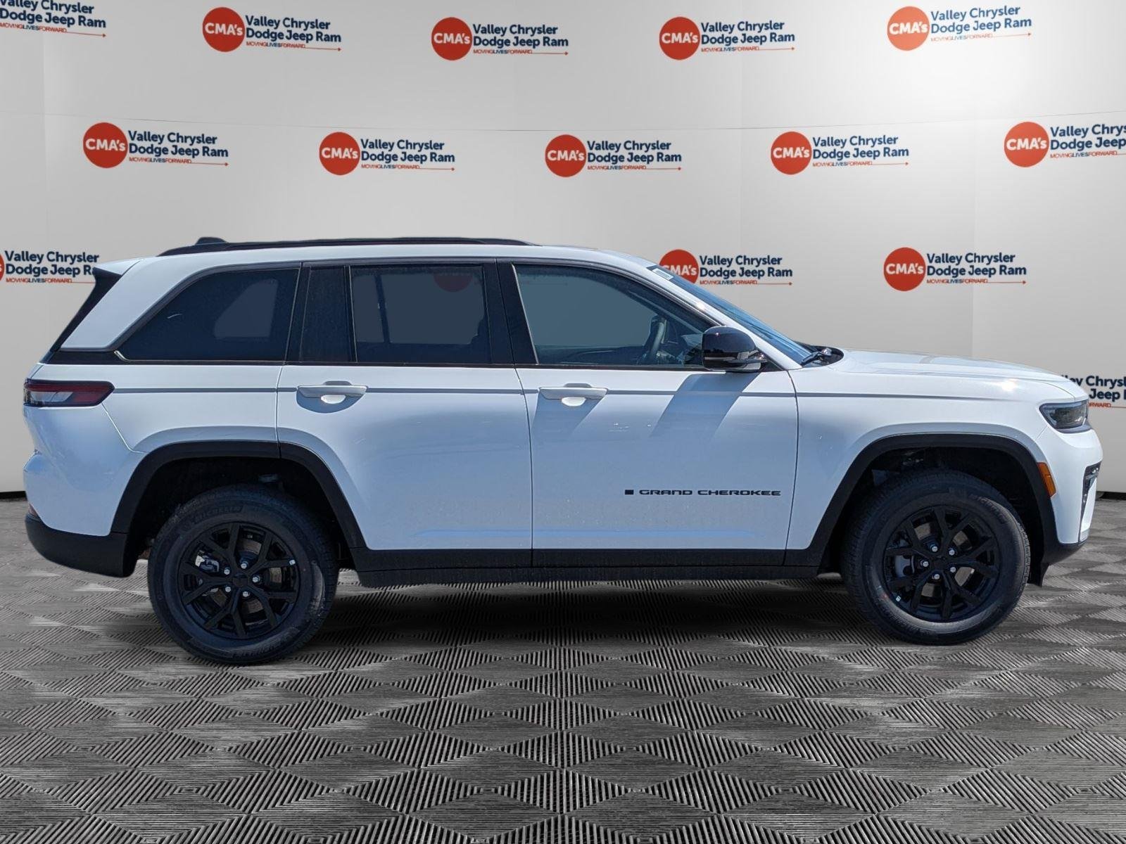 New 2026 Bright White Clear-Coat Exterior Paint Jeep Laredo Altitude image 4