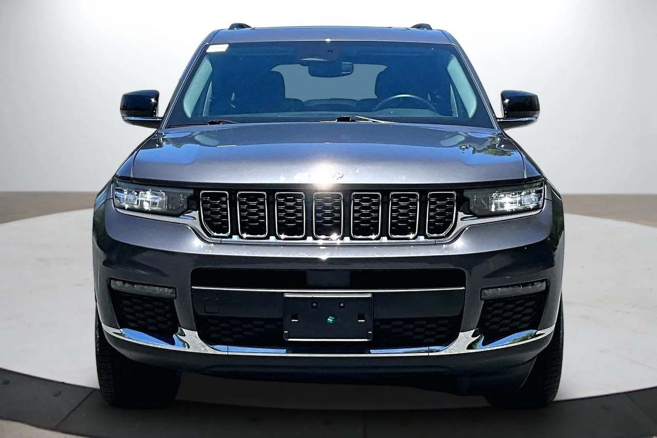 Used 2022 Gray Jeep Limited image 3