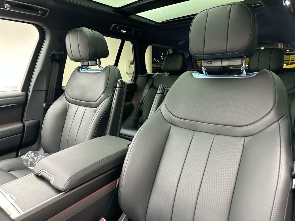 New 2026 Belgravia Green Metallic Land Rover SE image 18