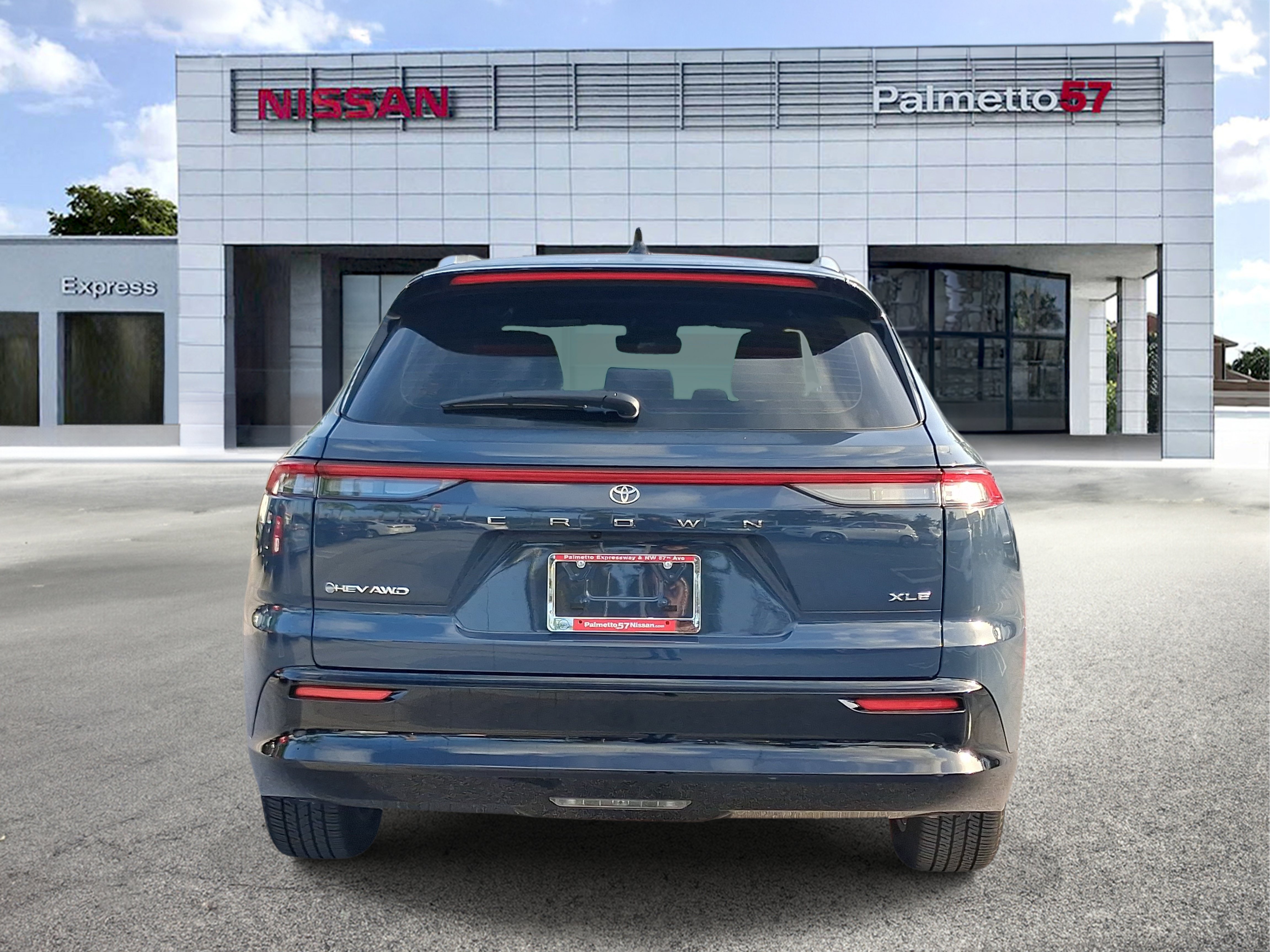 Used 2025 White Toyota XLE image 5
