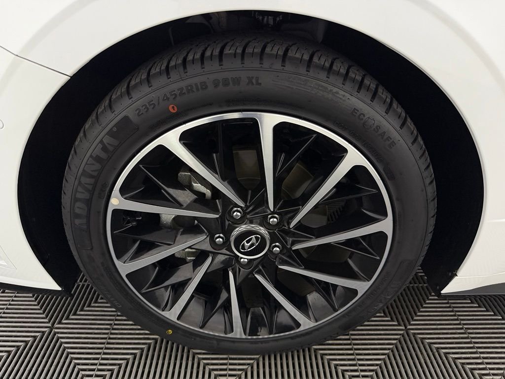 Used 2021 Quartz Hyundai Limited image 11