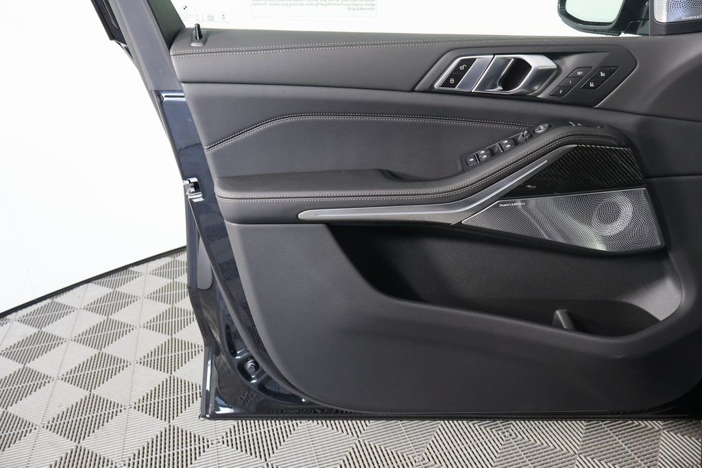 New 2026 Black Sapphire Metallic BMW M60i image 7