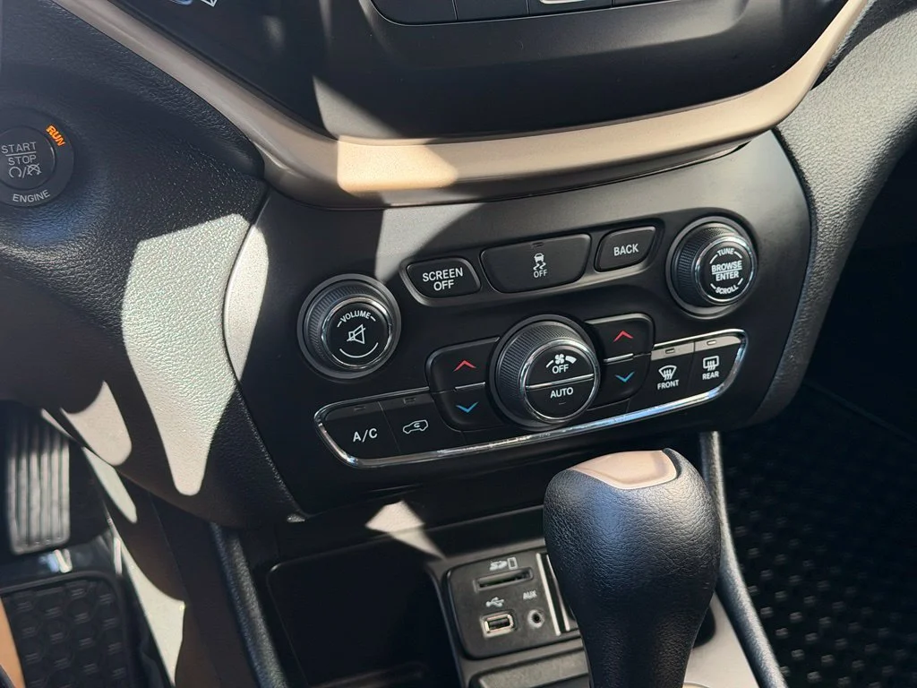 Used 2014 Black Jeep Latitude image 14